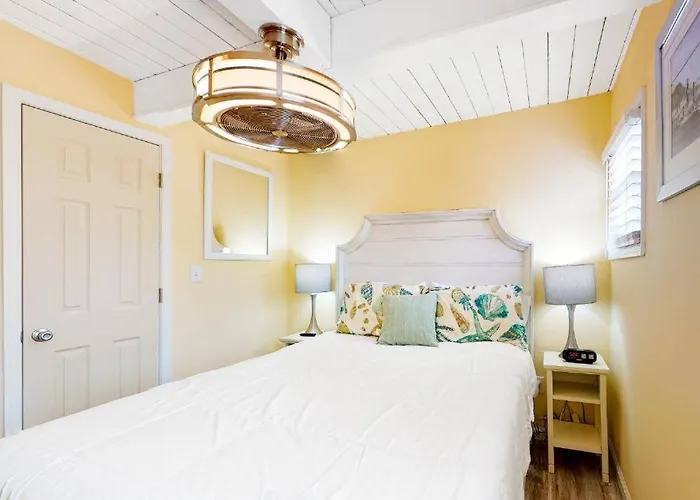 The Orange Crush - 5br Beachfront Family Retreat Ferienhaus